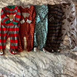 SOLD ❤️ Carters 5 pack Fleece Footed Pajamas (boys) 6-9 month